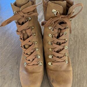 Guess lace up boots . Women’s size 10 . Small heel . Good condition.